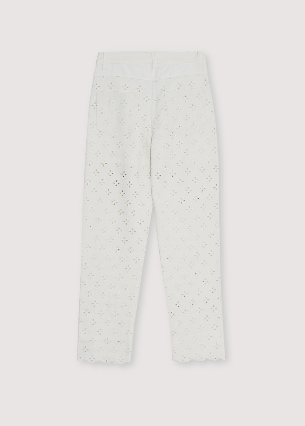 Pantalón vaquero confeccionado en un tejido delicado con bordado integral para un acabado refinado y único.