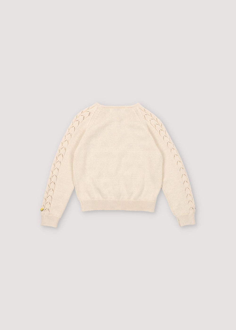 Cardigan with structure and flower details. It has a wooden button opening. Perfect to combine with the marching short and top.