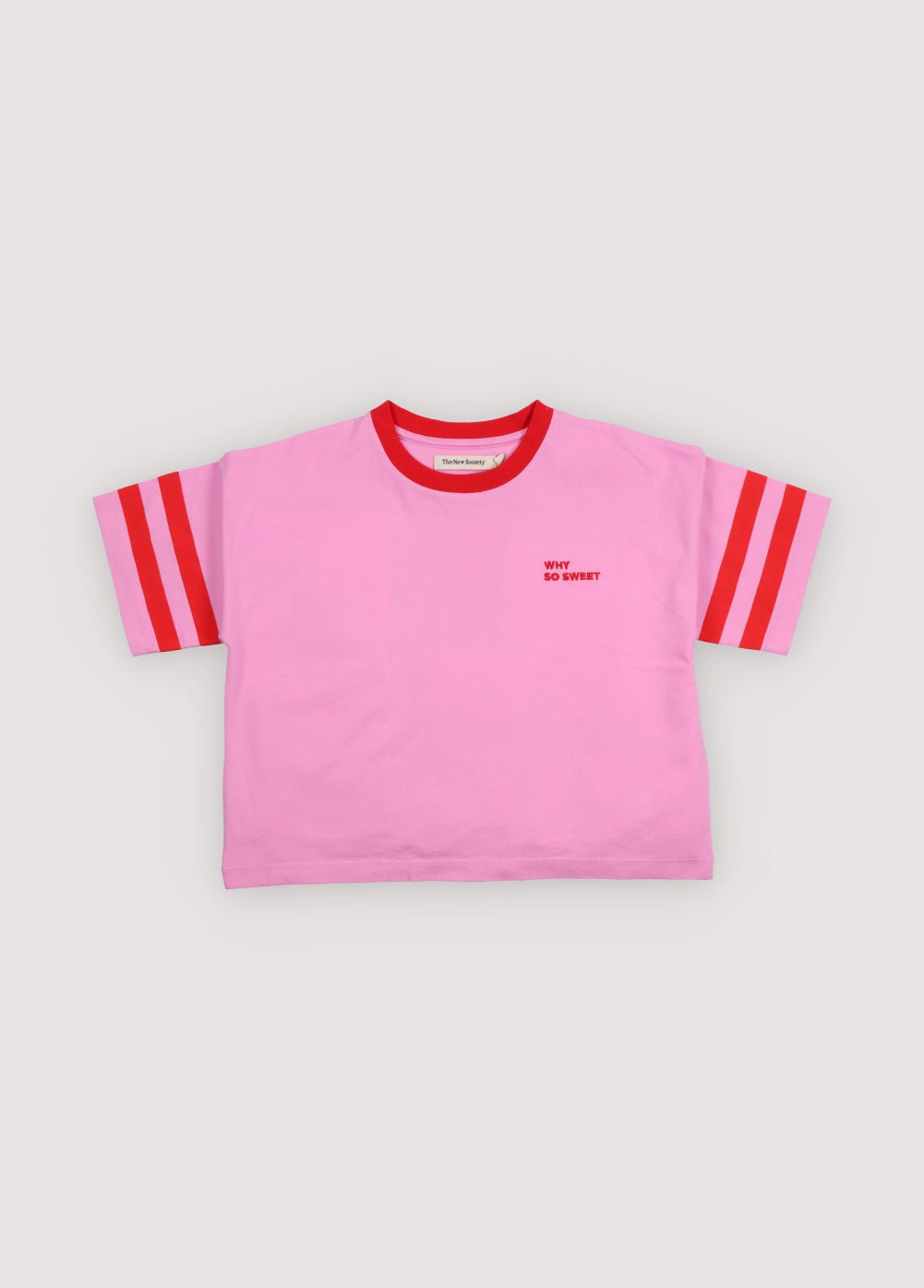 Camiseta corta en algodón suave, con bordado de la marca en contraste, estampado de rayas en la manga y estampado de la colección en la espalda para una apariencia divertida y moderna.