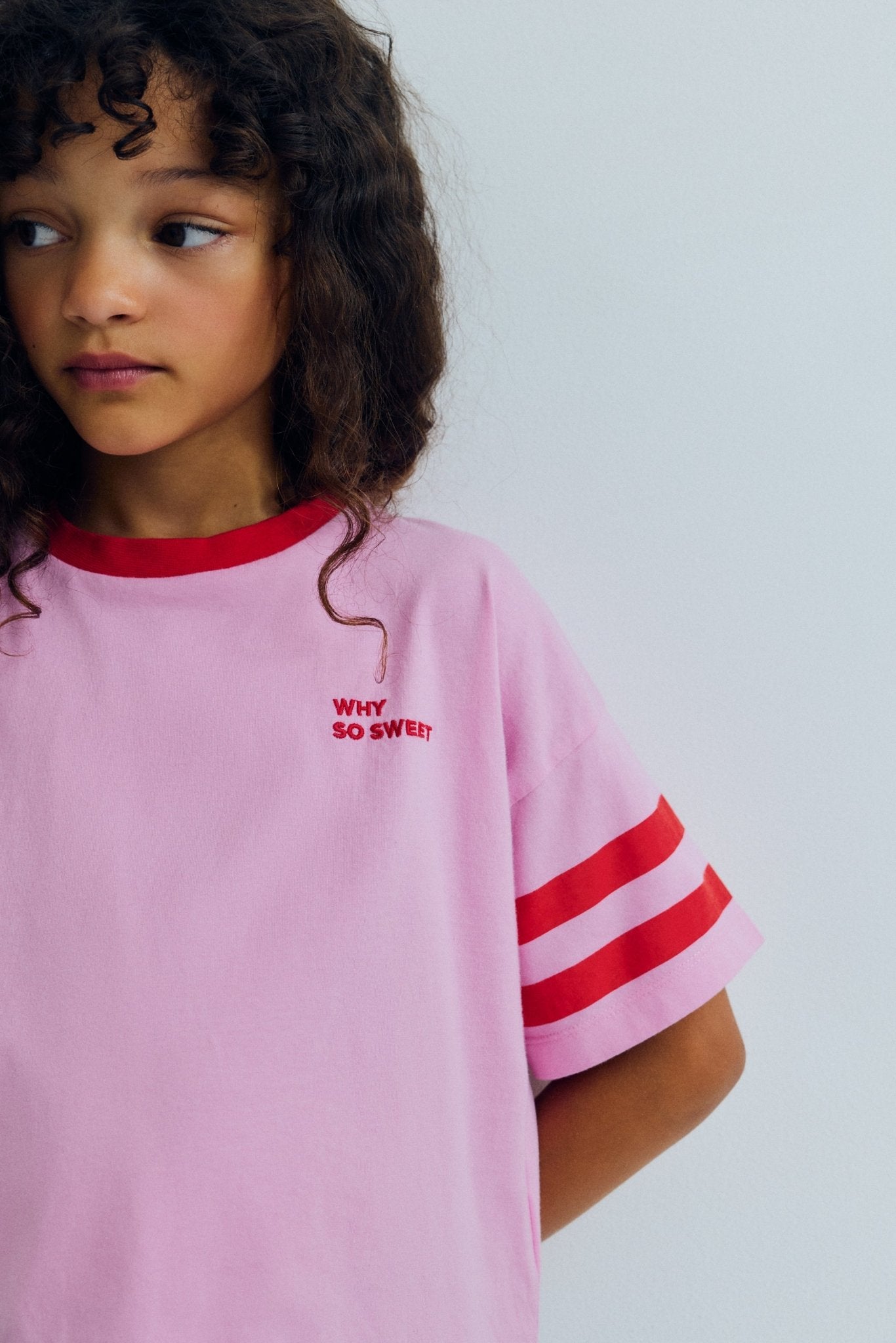 Camiseta corta en algodón suave, con bordado de la marca en contraste, estampado de rayas en la manga y estampado de la colección en la espalda para una apariencia divertida y moderna.