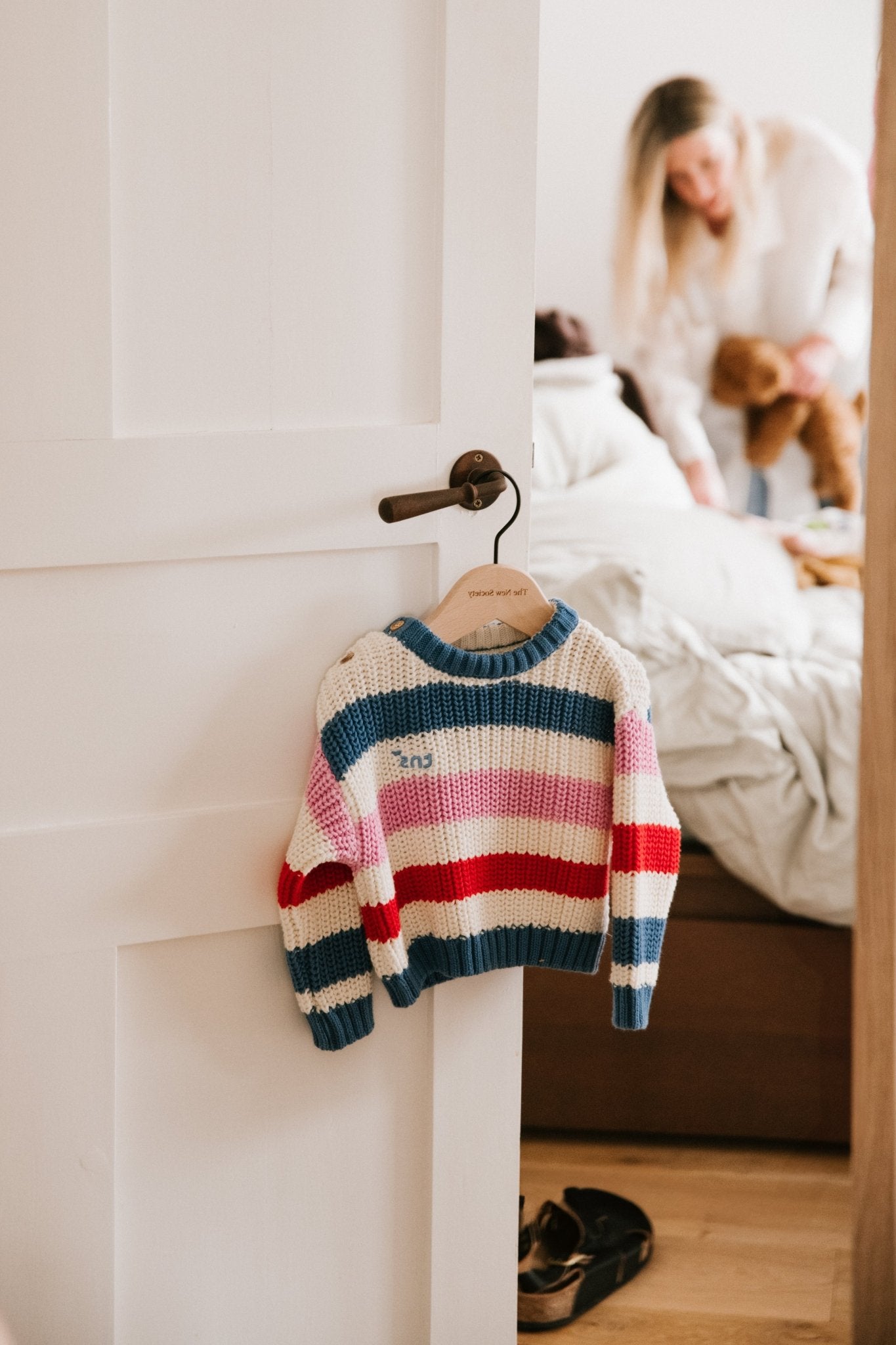 爽やかで夏らしいカラーと胸元の魅力的な刺繍ロゴディテールが特徴のベビーストライプコットンニット。