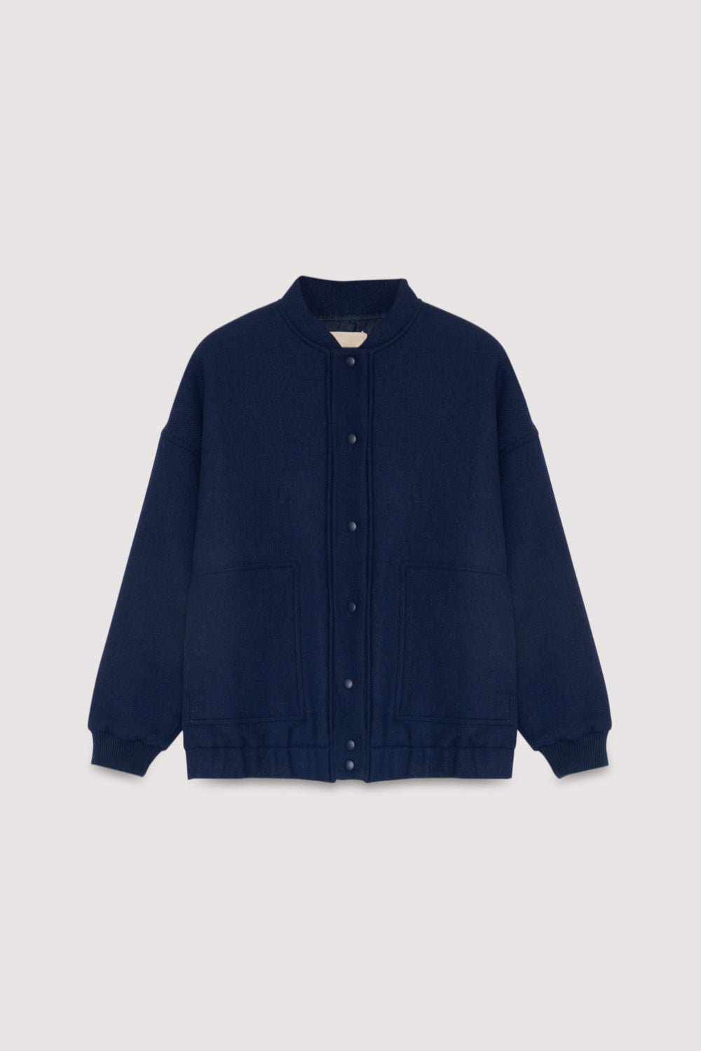 Inspirada en uno de nuestros best sellers del año pasado, la Clara Bomber es una chaqueta de lana atemporal diseñada para realzar cualquier look. Presenta líneas limpias, bolsillos laterales para mayor funcionalidad y una abertura frontal con broches tono sobre tono para un acabado refinado. Una prenda versátil con una silueta moderna y estructurada, perfecta para los días más fríos.