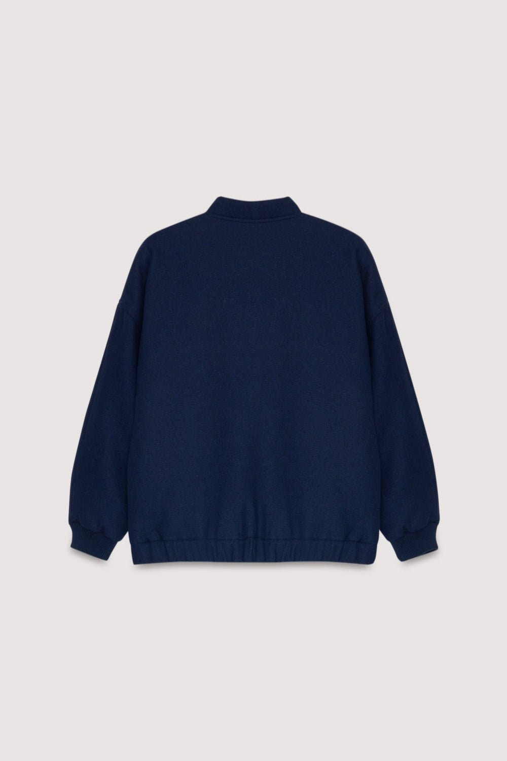 Inspirada en uno de nuestros best sellers del año pasado, la Clara Bomber es una chaqueta de lana atemporal diseñada para realzar cualquier look. Presenta líneas limpias, bolsillos laterales para mayor funcionalidad y una abertura frontal con broches tono sobre tono para un acabado refinado. Una prenda versátil con una silueta moderna y estructurada, perfecta para los días más fríos.