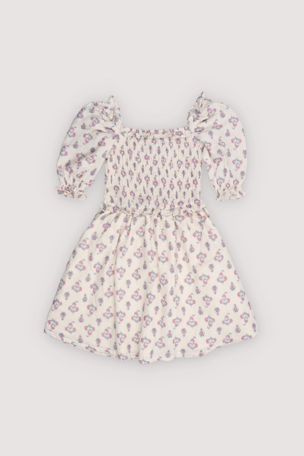 Vestido en suave 100 % algodón con un encantador estampado de foca, corpiño fruncido y falda con volantes de doble capa.
