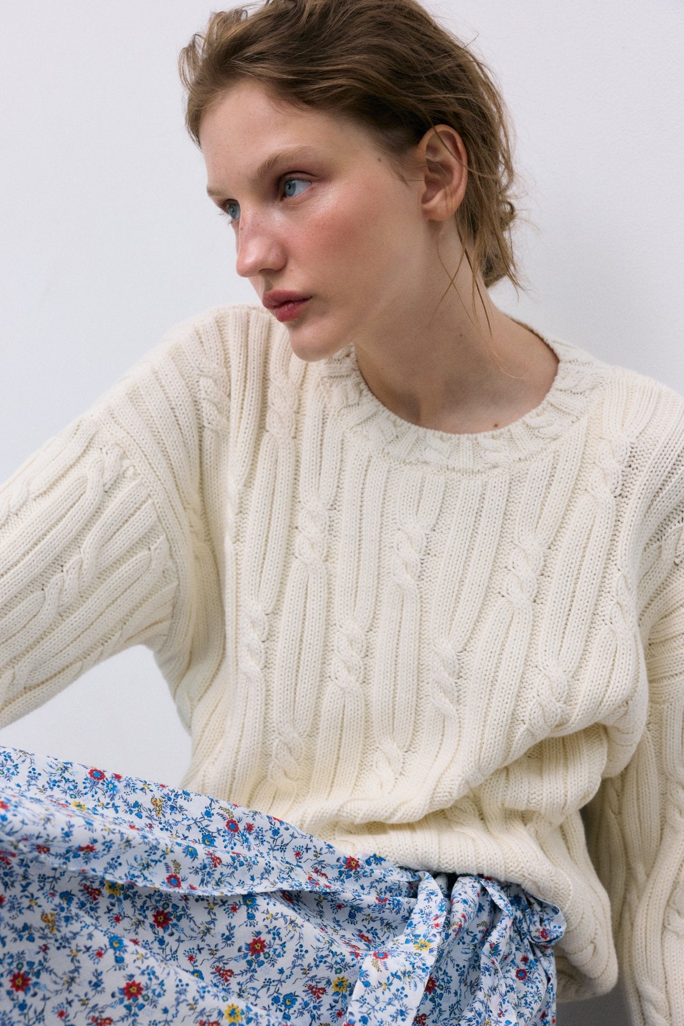 캐주얼한 룩과 세련된 룩 모두에 어울리는 블루 플로럴 스커트로 옷장에 시대를 초월한 여성미를 더해보세요.