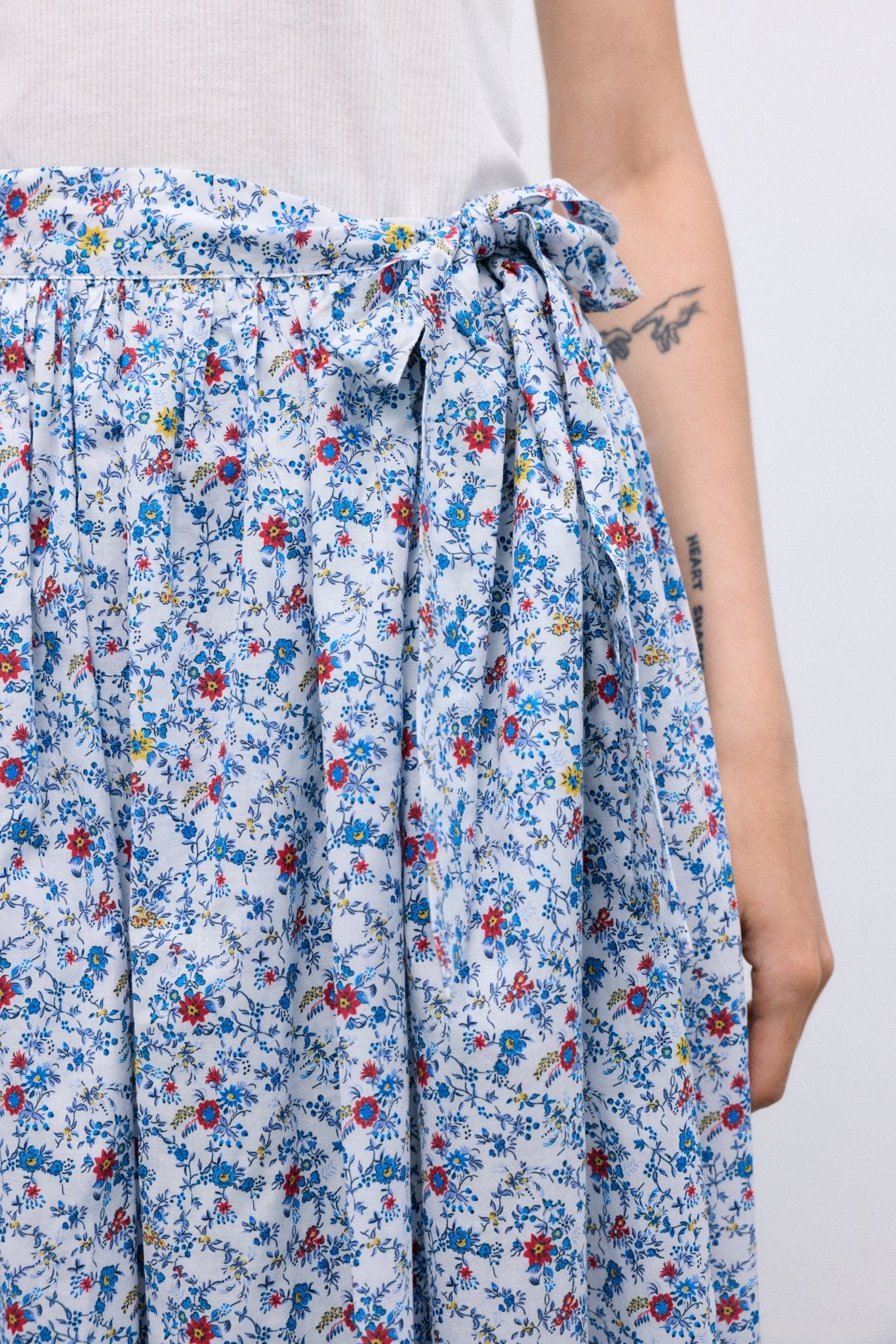 Apportez une touche de féminité intemporelle à votre garde-robe avec cette jupe bleue à fleurs, parfaite pour rehausser des looks décontractés ou raffinés.