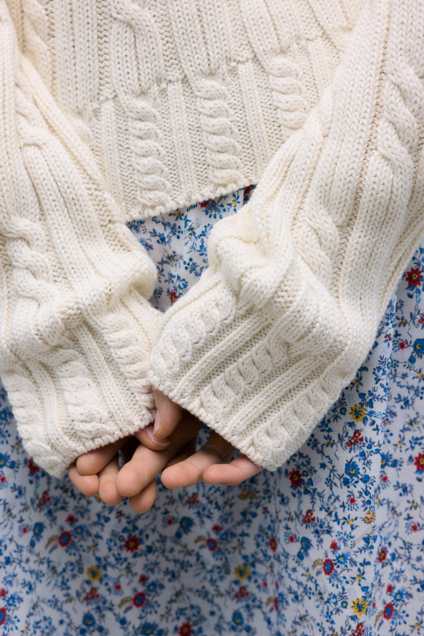 캐주얼한 룩과 세련된 룩 모두에 어울리는 블루 플로럴 스커트로 옷장에 시대를 초월한 여성미를 더해보세요.