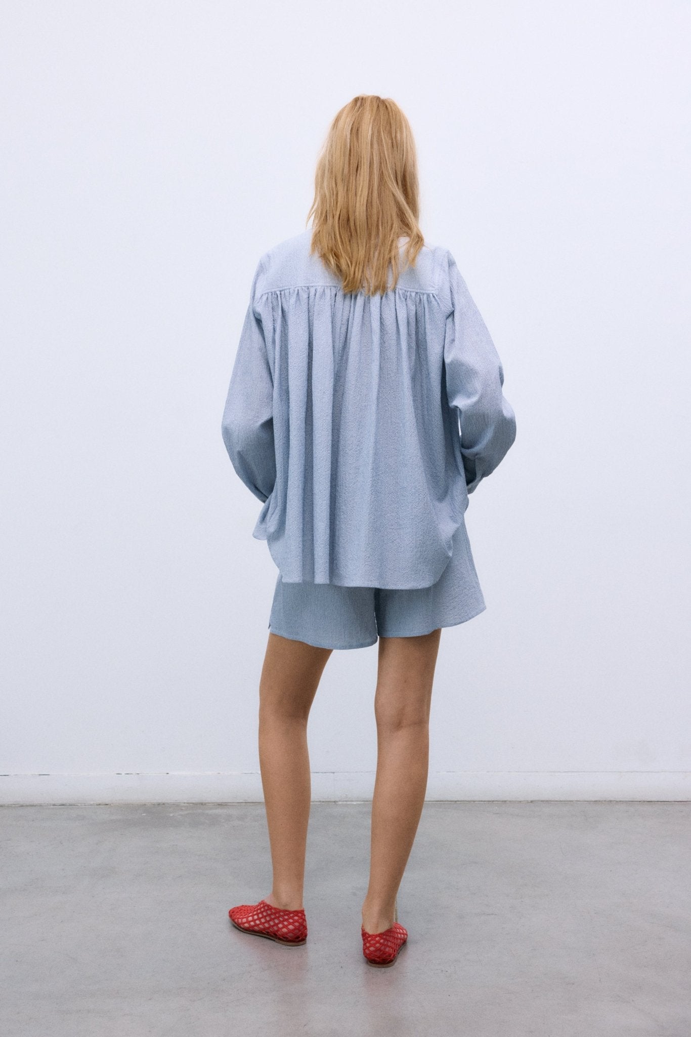 Boyfriend-style shorts designed with a relaxed silhouette, featuring side pockets and an elastic waistband for effortless comfort.