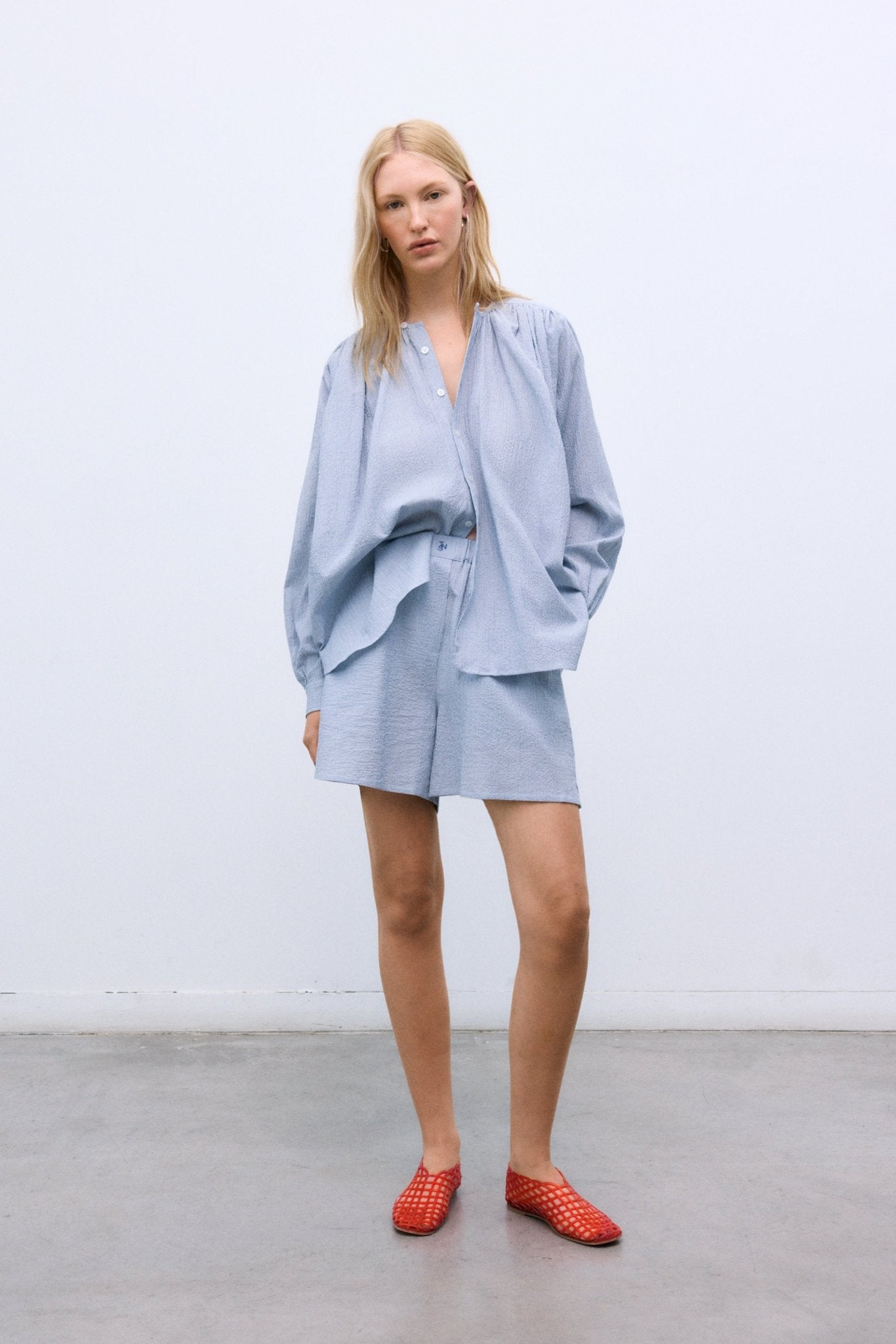 Short de style boyfriend conçu avec une silhouette décontractée, doté de poches latérales et d'une taille élastique pour un confort sans effort.