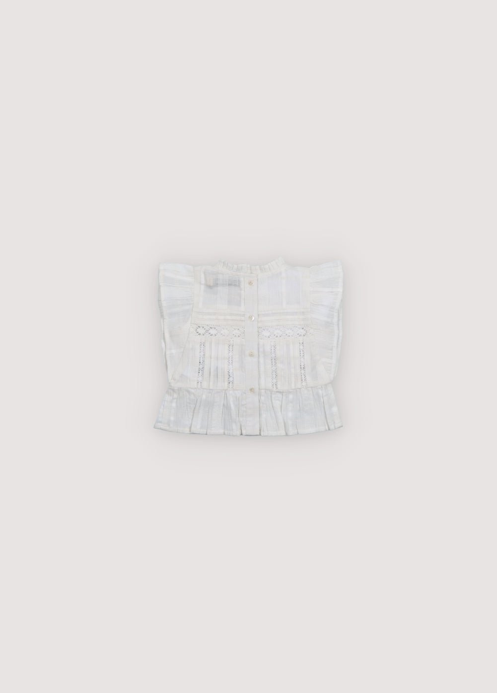Blouse avec tissu jacquard et détails en dentelle. Il présente des volants sur les manches et une patte de boutonnage au dos avec boutons en nacre. Collection Printemps Été. The New Society.