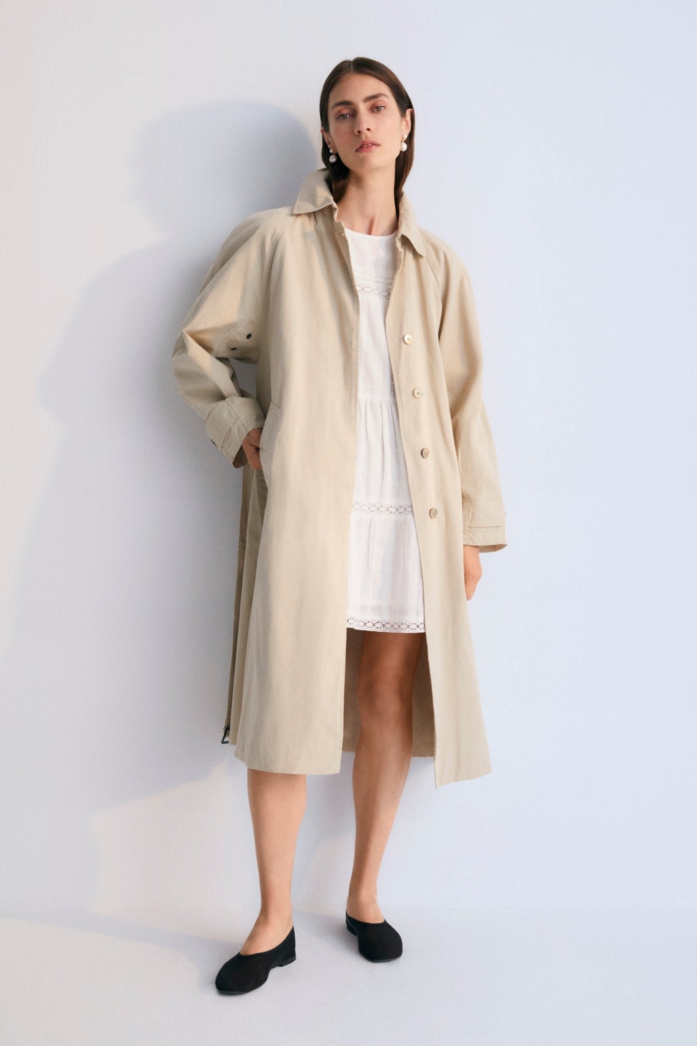 Short dress with jacquard fabric and lace details. It features ruffles on the sleeves and an opening at the back with mother-of-pearl button. Spring Summer Collection. The New Society.