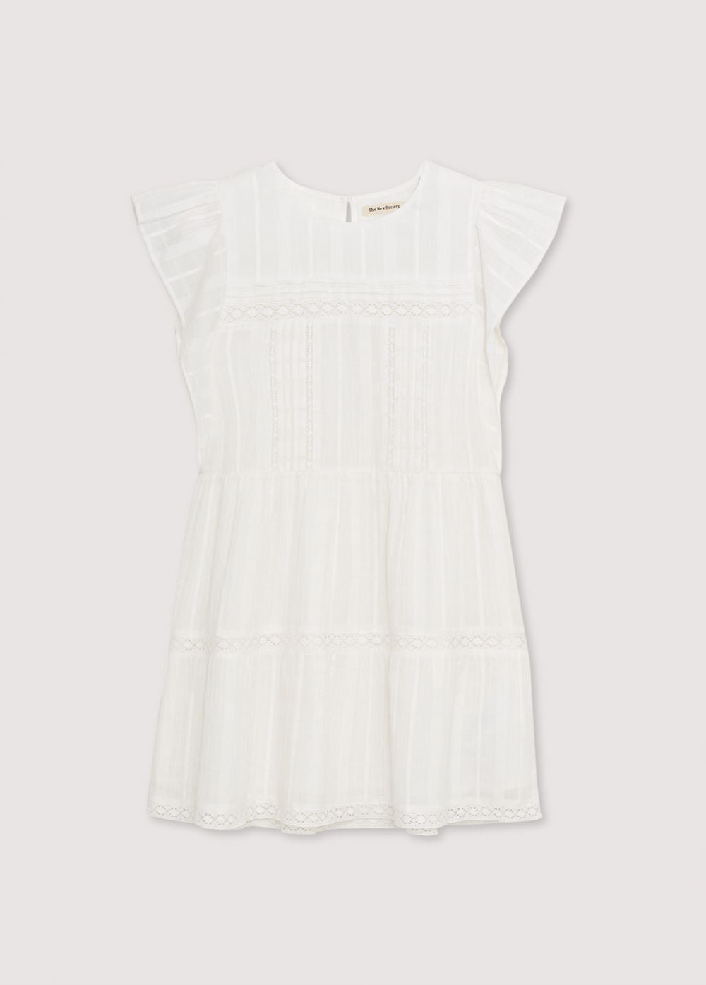 Robe courte en tissu jacquard et détails en dentelle. Il présente des volants sur les manches et une ouverture au dos avec bouton en nacre. Collection Printemps Été. The New Society.