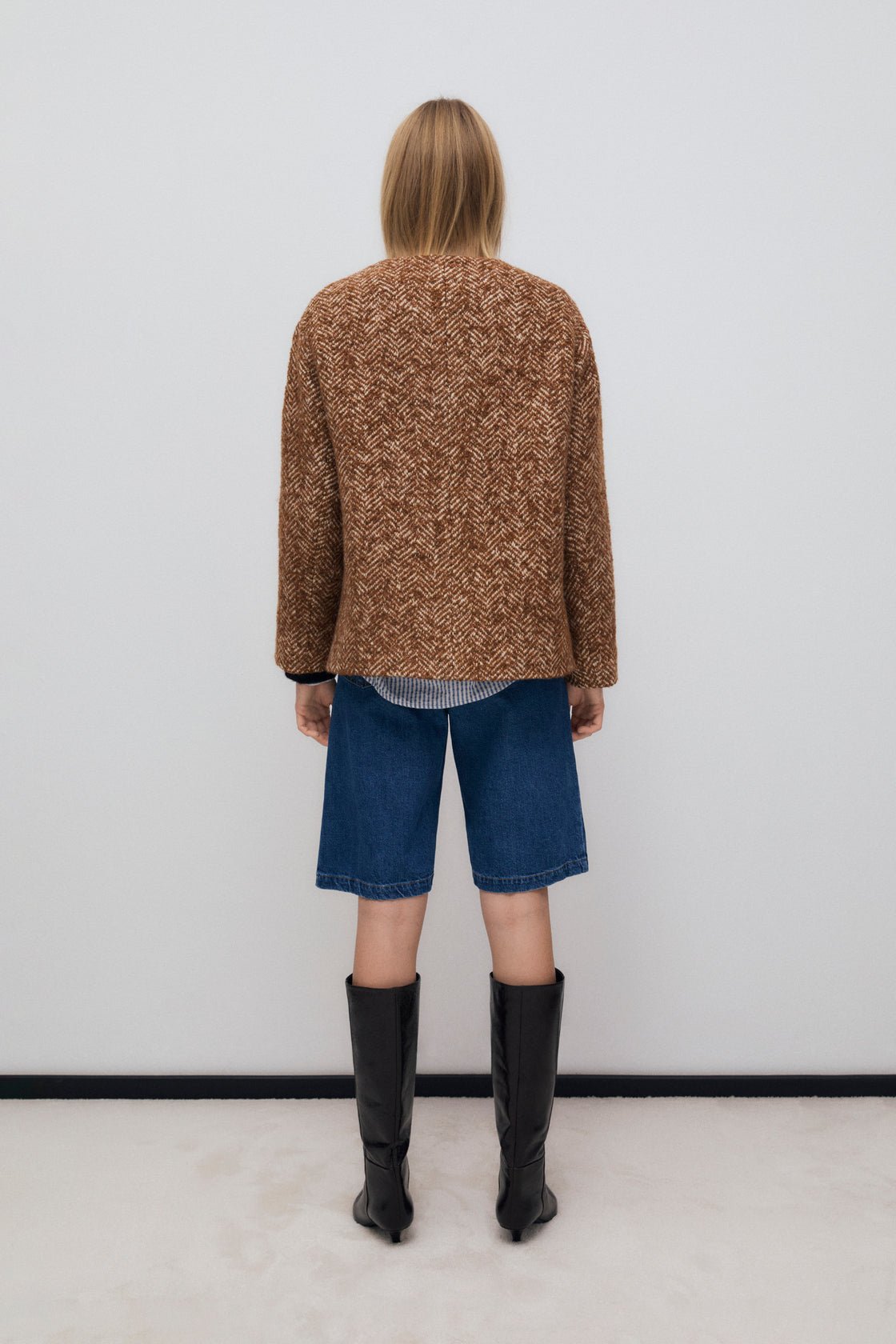 Ein zweireihiger Wollblazer mit vier Knöpfen und Taschen.