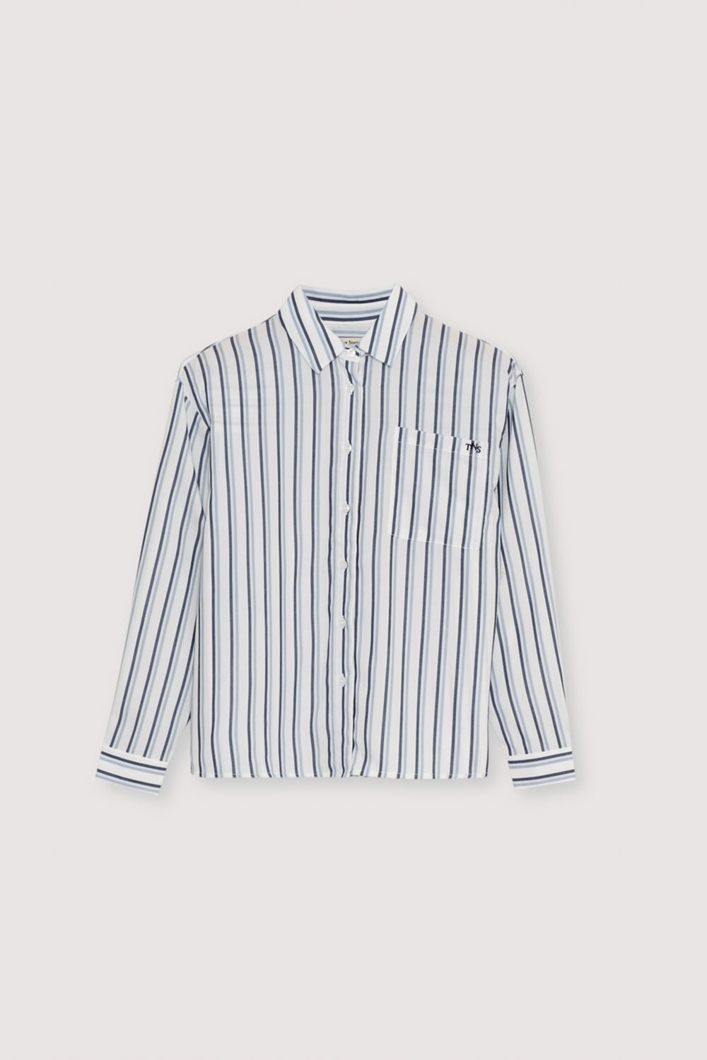 Chemise rayée en Tencel dans les tons bleutés avec poignets et ouverture boutonnée du même ton. Il comporte une poche plaquée sur le devant et une écharpe assortie de la même qualité.