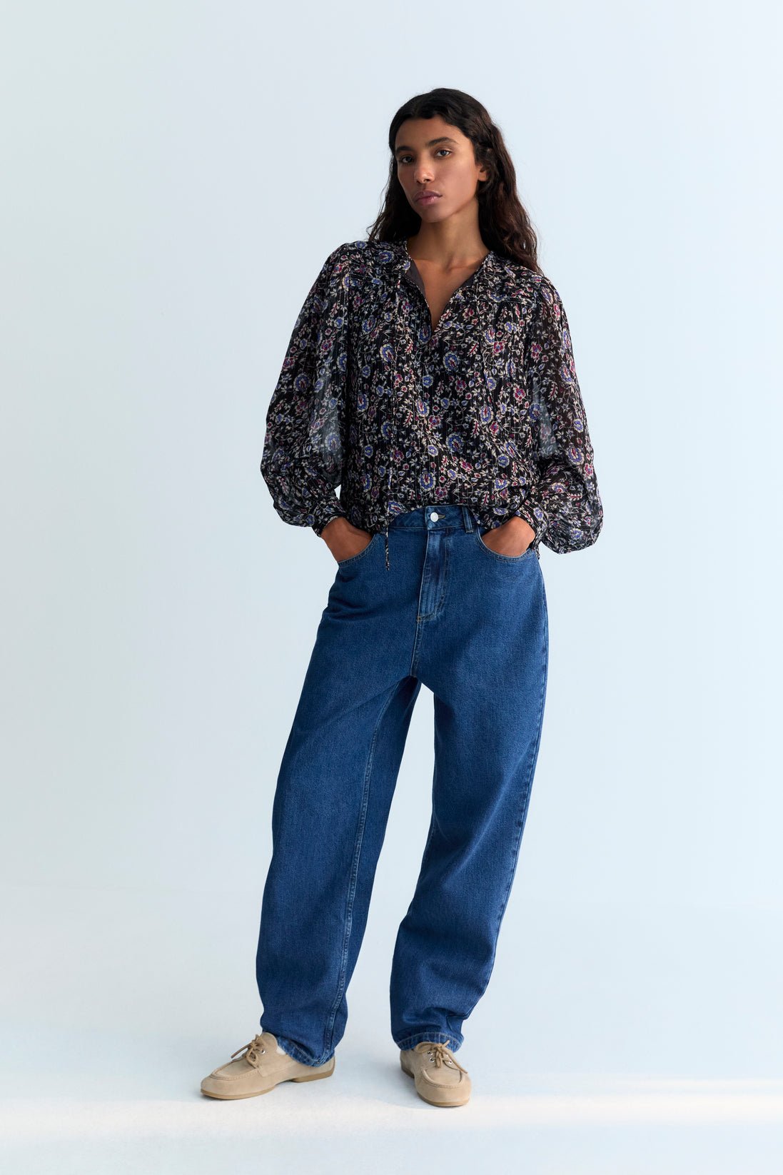 Viscose blouse with lurex and a beautiful print. It features a front keyhole opening with a tie closure and hand-pleated detailing.