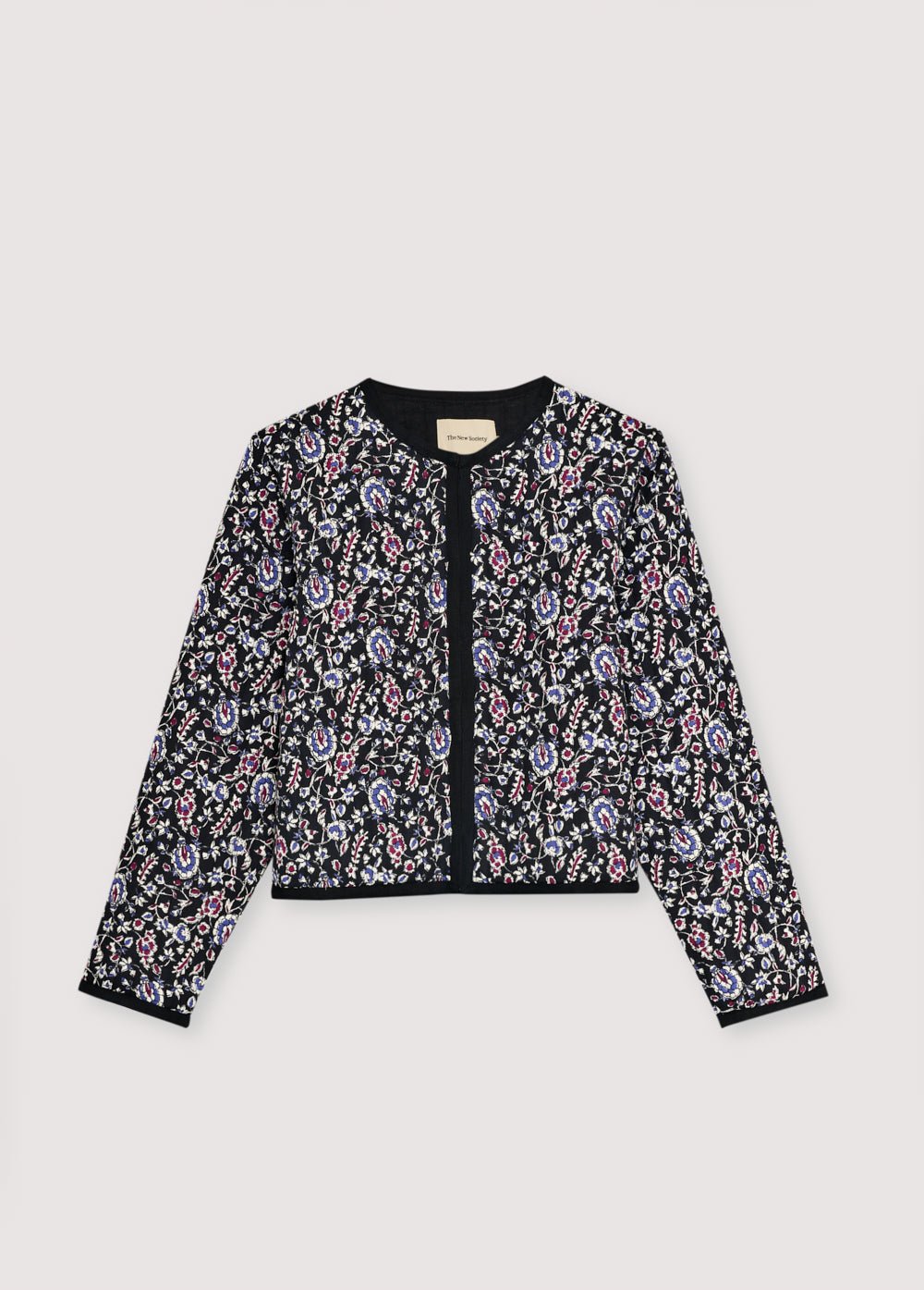 Veste courte matelassée avec un beau motif imprimé et se termine par une bande à chevrons ton sur ton.