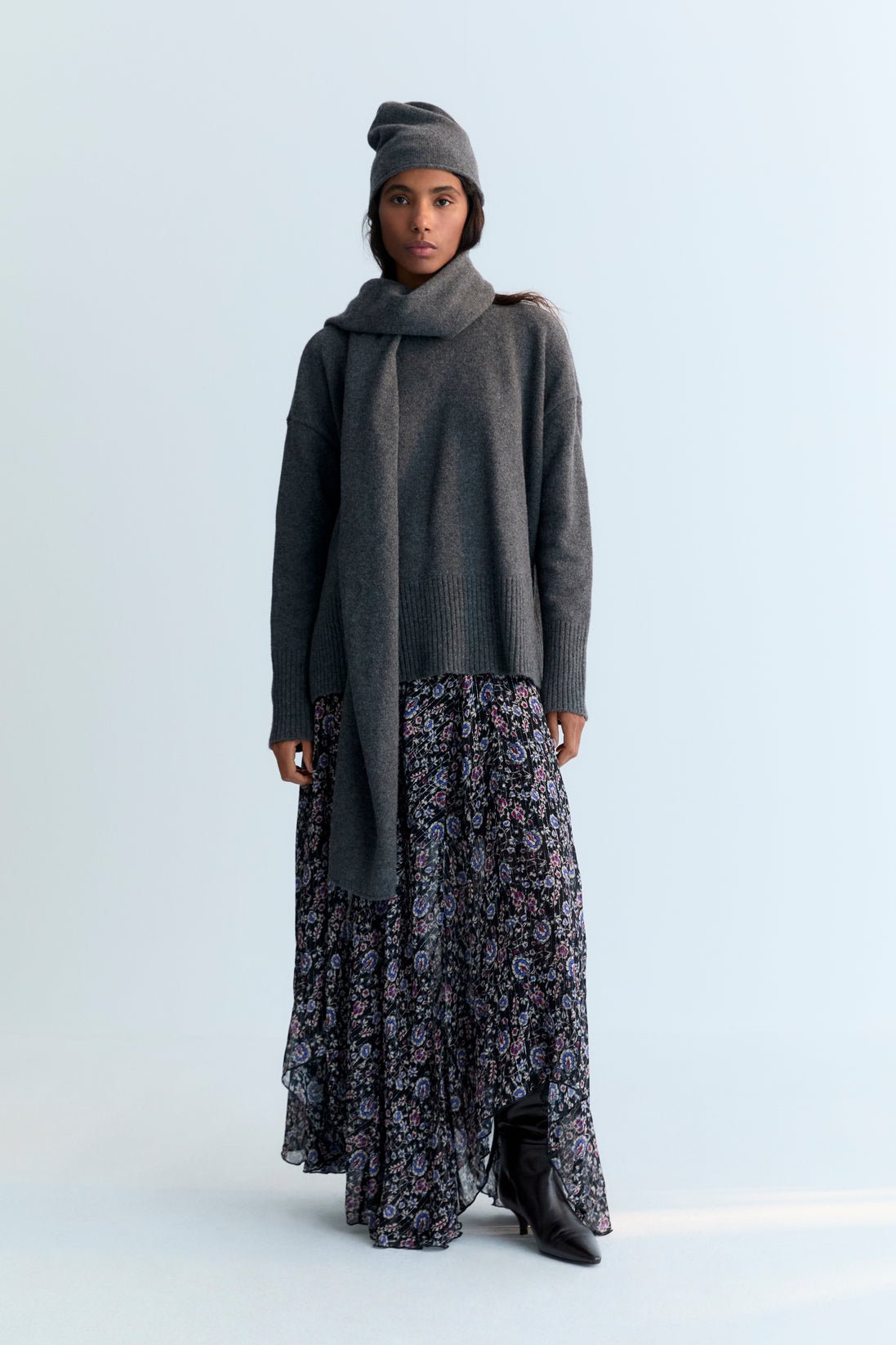 Lurex viscose skirt with a panel design and fluid silhouette. It features a side opening with a zipper.