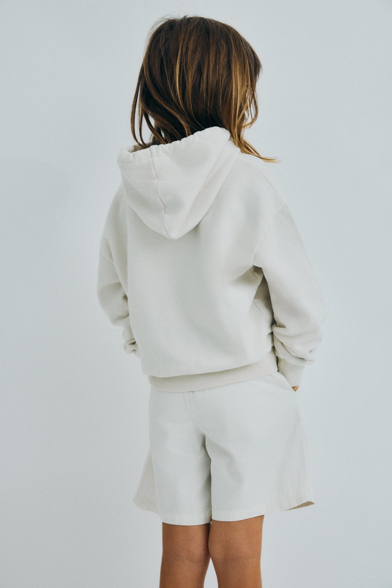 Bermuda en coton doux avec poches latérales et arrière, taille à cordon réglable ton sur ton avec taches contrastées et broderie de marque assortie au dos pour une finition décontractée et élégante.