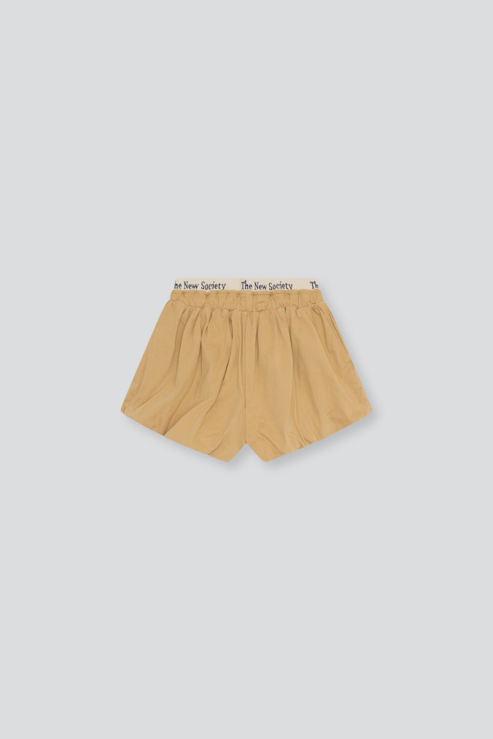 Short de style ballon en coton doux avec une taille réglable par cordon et un élastique griffé emblématique, offrant une silhouette confortable et moderne.