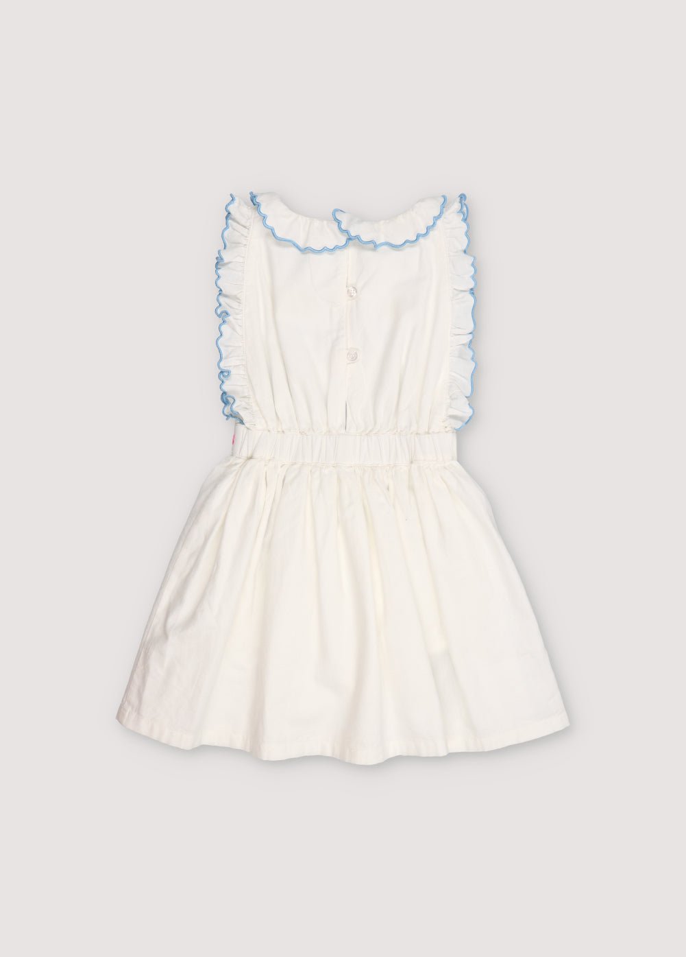 Vestido Hermione en tejido bayeta de algodón 100% blanco con bordado de flores. Vestido con escote fruncido, volantes y cinturilla elástica con bordado de flores y detalle de bordado final en color azul pastel.