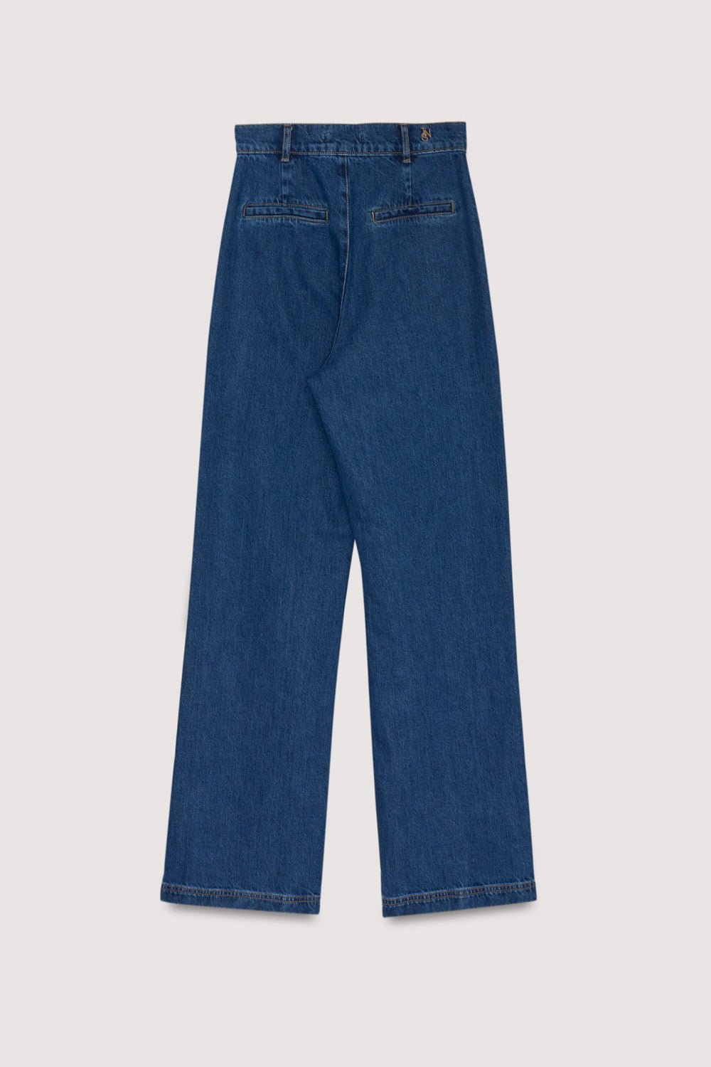Jeanshose im 70er-Jahre-Stil mit aufgesetzten Taschen vorne und Abnäherdetail mit Tasche hinten.
