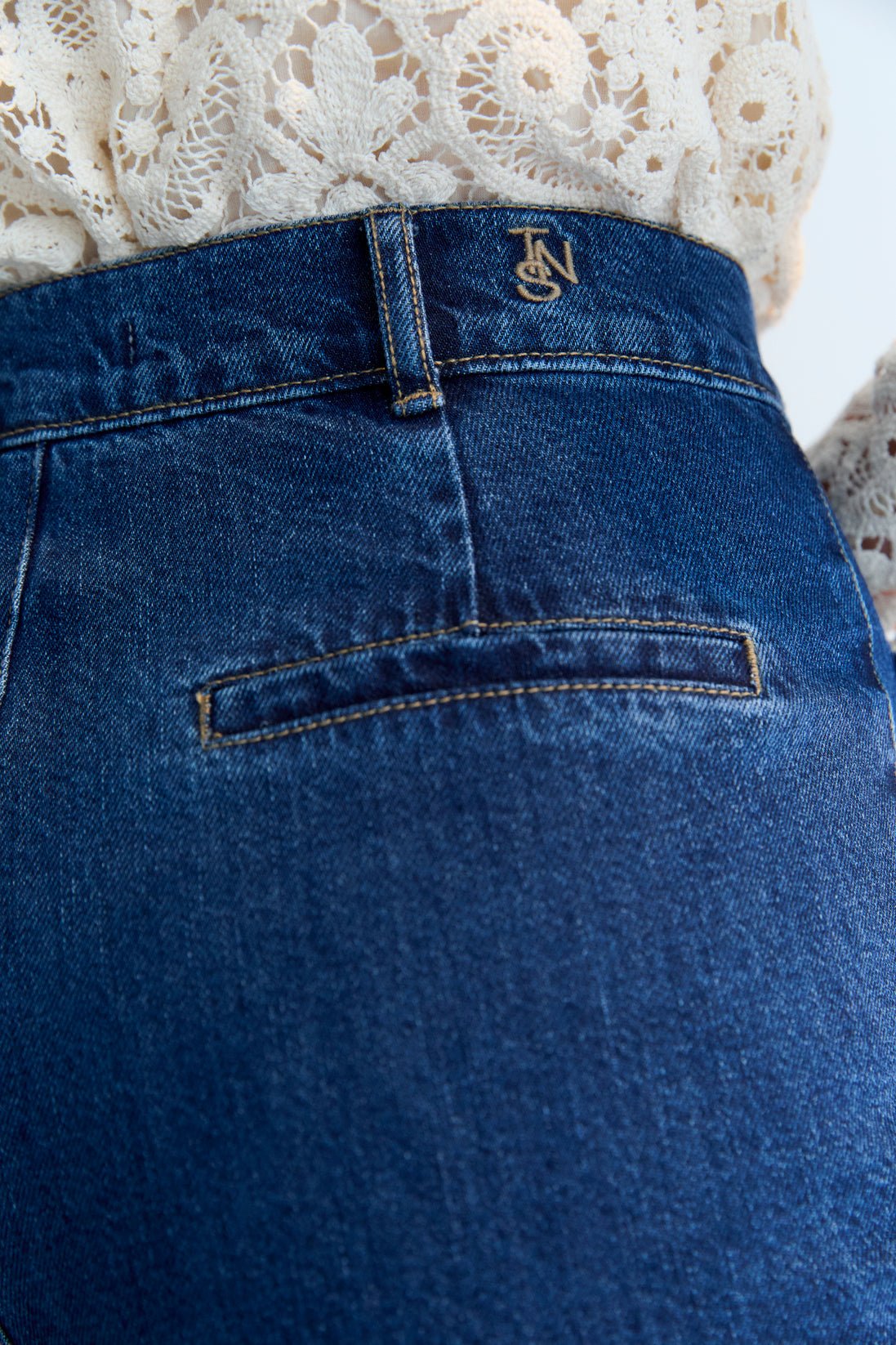 Jeanshose im 70er-Jahre-Stil mit aufgesetzten Taschen vorne und Abnäherdetail mit Tasche hinten.