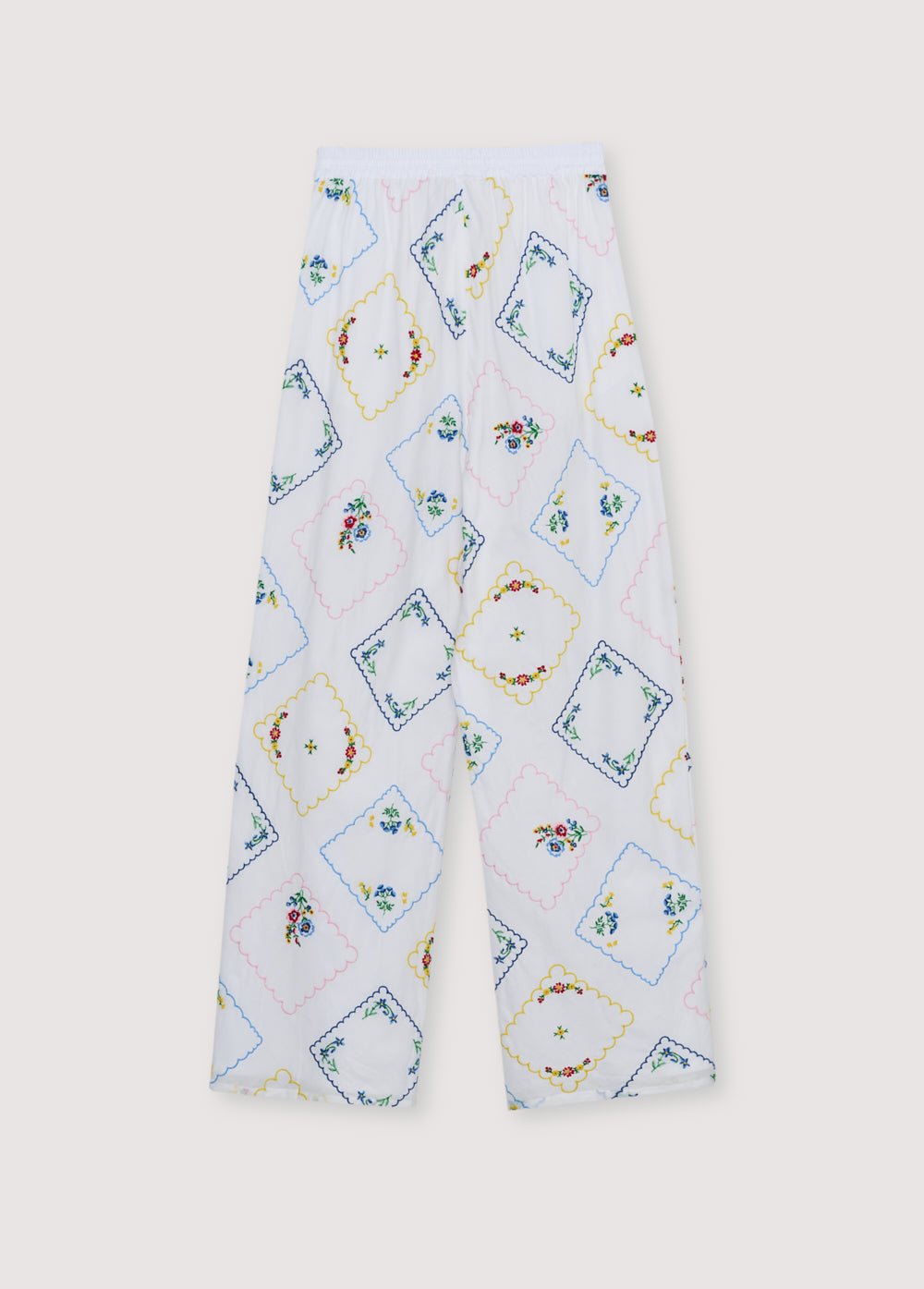 Pantalones confeccionados en suave tejido de algodón con bordados florales multicolores que crean un look delicado y vibrante.