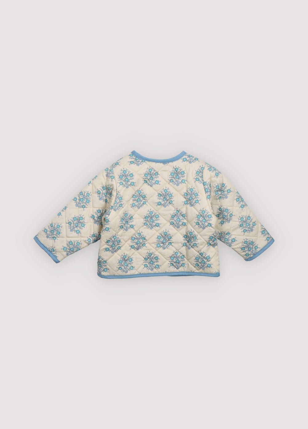 Veste Kyra Baby en sergé 100% coton et chambray avec notre imprimé Lavande. Veste à encolure ras du cou, finitions en chambray et fermeture centrale avec boutons-pression assortis au fond de l'imprimé. Collection Printemps Été. The New Society.