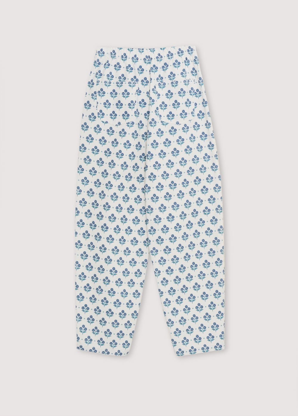 Pantalon Femme Leros notre best-seller en 100% coton avec notre imprimé Hyacint et des détails de franges sur les côtés assortis au fond. Collection Printemps Été. The New Society.