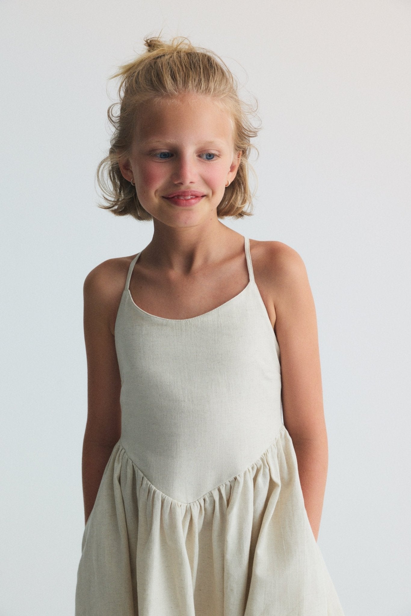 ポルトガル製の美しいリネンとコットンのドレス。ポインテッドボディスと柔らかくエレガントなシルエットのギャザースカートが特徴です。後ろファスナー開きで、カラーは2色からお選びいただけます。