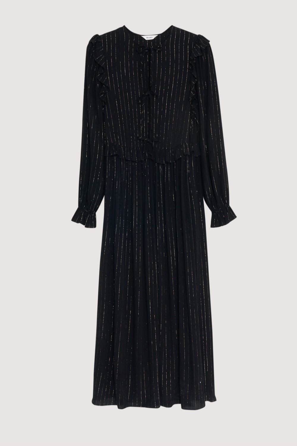Robe longue et fluide en viscose avec lurex de couleur noire. Il présente une ouverture sur le devant avec un nœud et une fermeture boutonnée, ainsi qu'un détail volant sur les épaules.