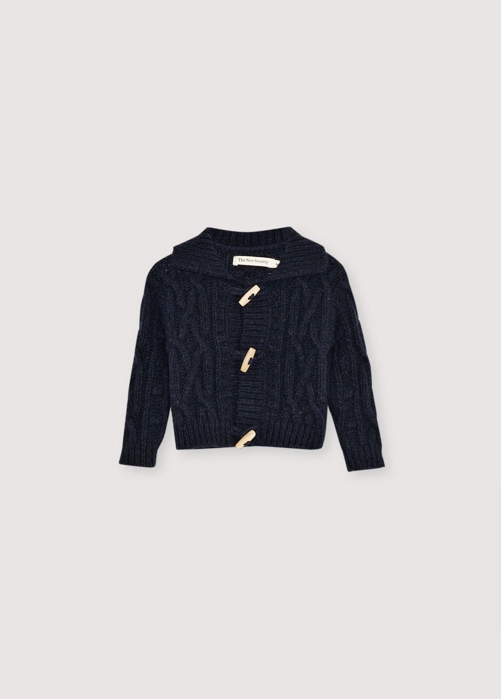 Cardigan tricoté avec encolure, poignets et ourlet côtelés. Dispose d'une ouverture frontale avec des bascules en bois. Livré avec un pantalon en tricot assorti pour compléter le look. Fabriqué avec des matériaux recyclés de haute qualité.