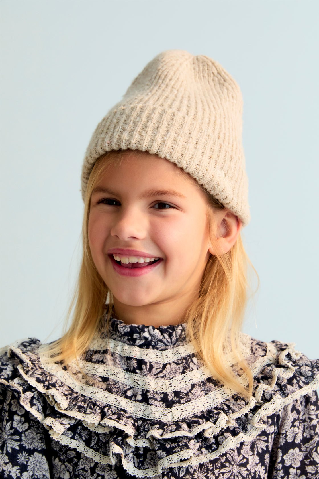 Gorro de lana en punto canalé, perfecto para combinar con el jersey a juego.