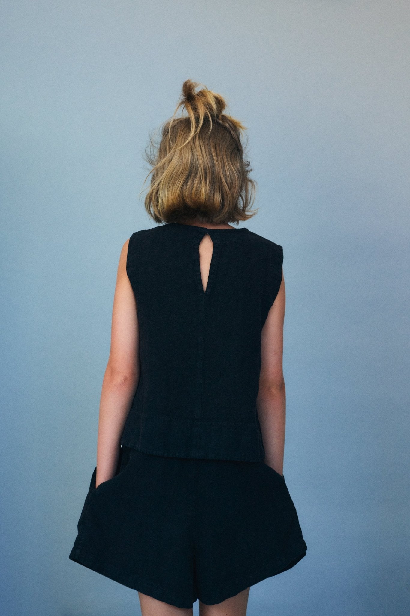 Teen リネン100%でポルトガル製のショートパンツ。フロントのプリーツとポケットが特徴で、スタイリッシュで快適なフィット感を実現します。