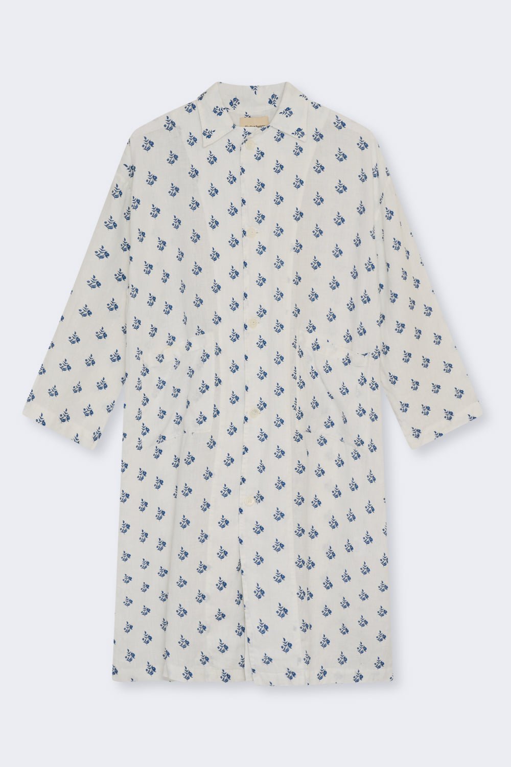 Werten Sie Ihre Garderobe mit diesem übergroßen Trenchcoat auf, der aus 100 % Leinen für ein leichtes, atmungsaktives Tragegefühl gefertigt ist.