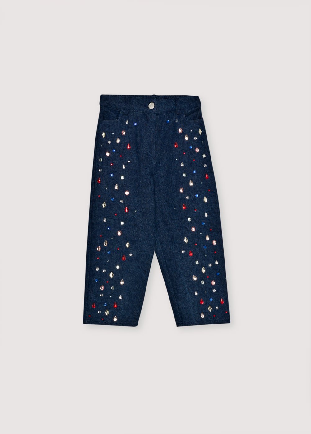 Pantalón de denim oscuro con detalles de cristales multicolor aplicados a mano en el frente. Bordado TNS en lúrex. Perfecto para combinar con la chaqueta a juego.