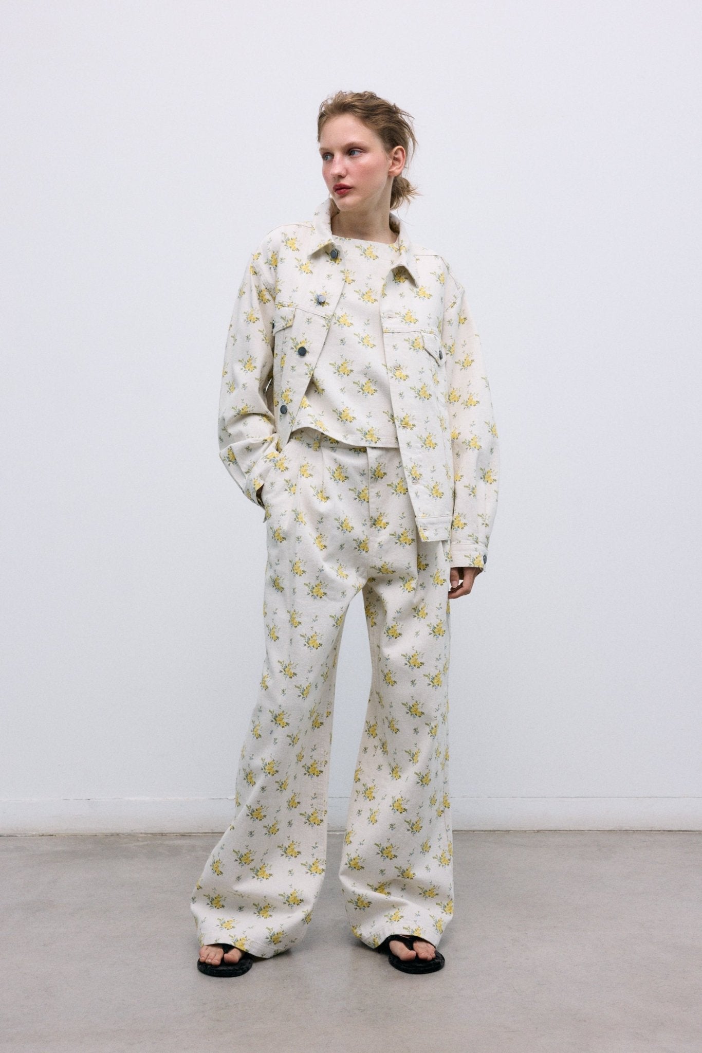 Oversized Denim Jacket in Organic Cotton
Elevate your look with this oversized denim jacket, crafted from organic cotton and linen