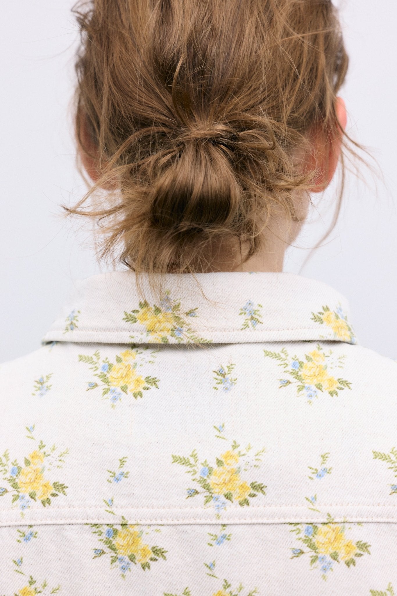 Oversized Denim Jacket in Organic Cotton
Elevate your look with this oversized denim jacket, crafted from organic cotton and linen