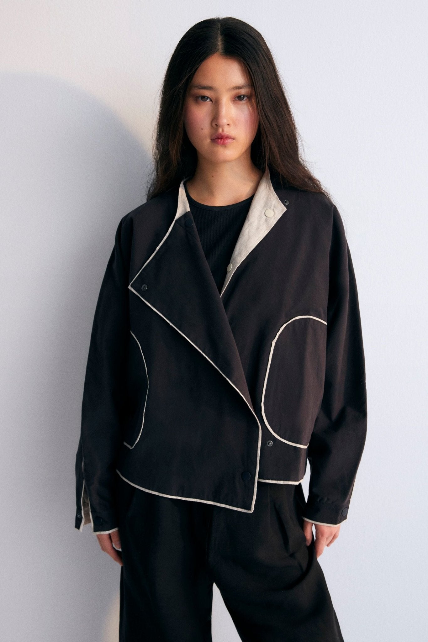 Morfeo Woman Jacket in 100% linen fabric. Jacket available in caviar and natural linen colors, reversible with side pockets, central opening, and wide lapel. Spring Summer Collection. The New Society.