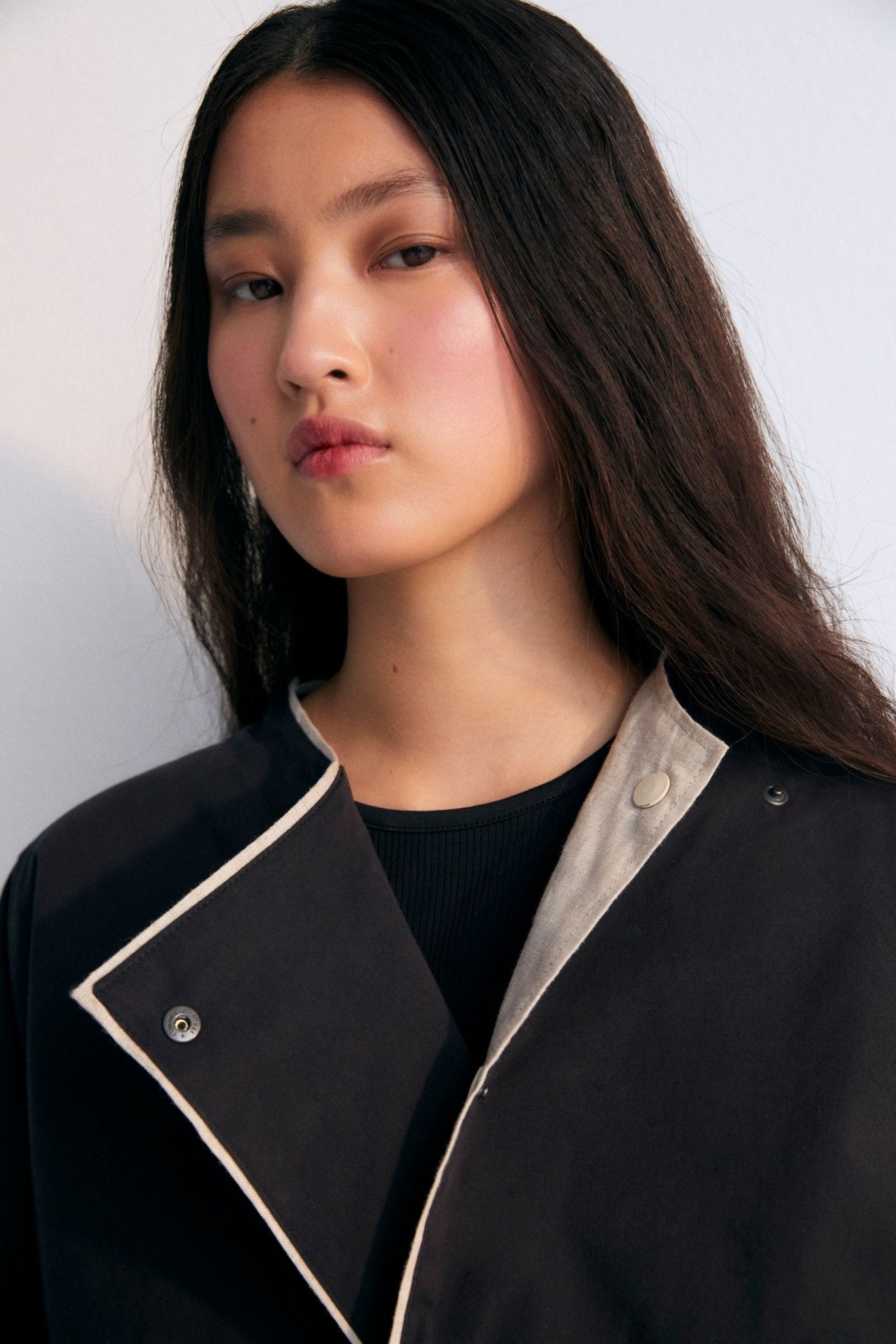 Morfeo Woman Jacket in 100% linen fabric. Jacket available in caviar and natural linen colors, reversible with side pockets, central opening, and wide lapel. Spring Summer Collection. The New Society.