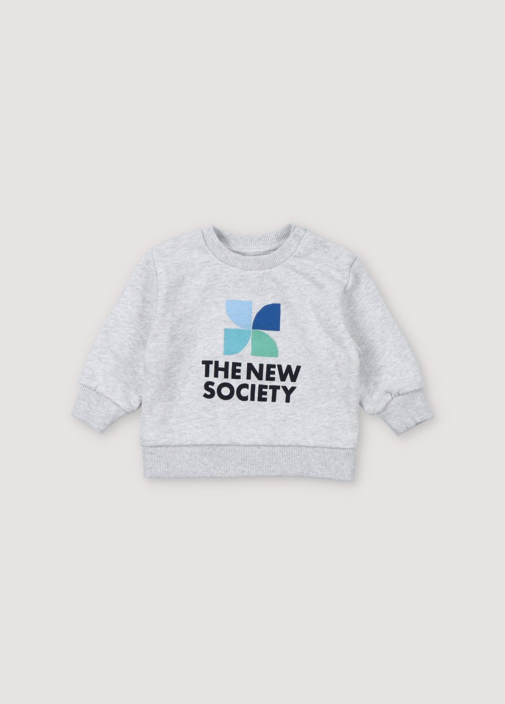 Notre sweat-shirt de marque classique avec un logo coloré et un col, des poignets et un ourlet côtelés, avec une ouverture aux épaules avec des boutons-pression ton sur ton. Collection Printemps Été. The New Society.