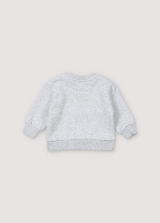 Notre sweat-shirt de marque classique avec un logo coloré et un col, des poignets et un ourlet côtelés, avec une ouverture aux épaules avec des boutons-pression ton sur ton. Collection Printemps Été. The New Society.