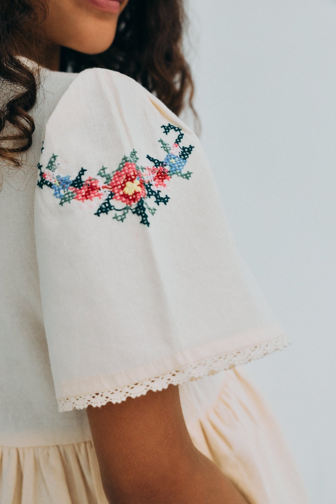 Vestido en suave algodón con cintura fruncida y manga corta, creando una silueta cómoda y femenina.