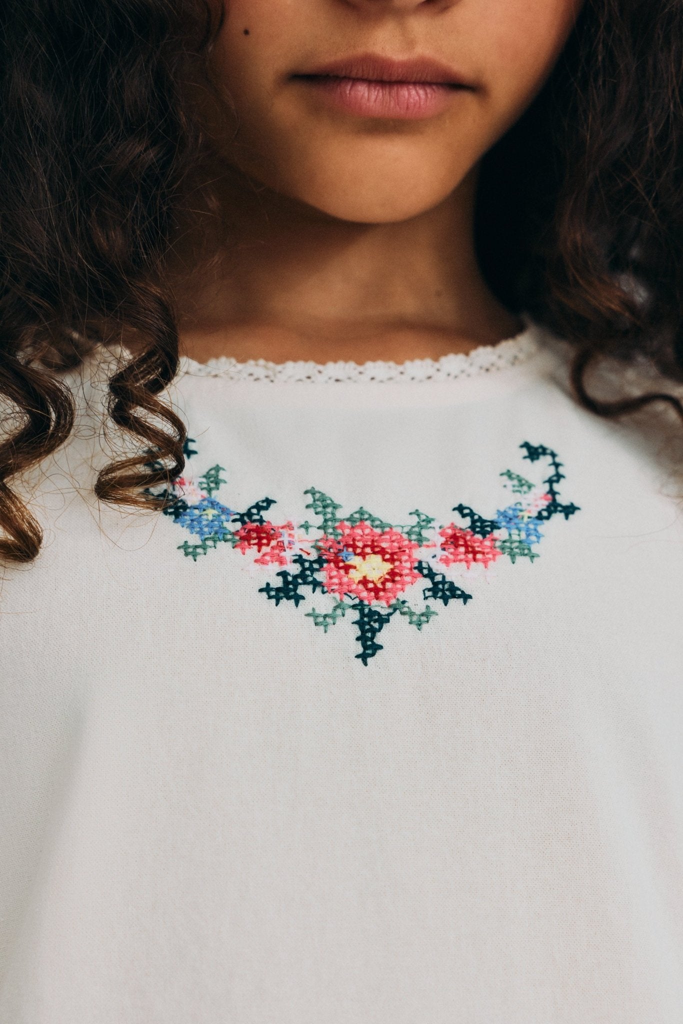 Vestido en suave algodón con cintura fruncida y manga corta, creando una silueta cómoda y femenina.