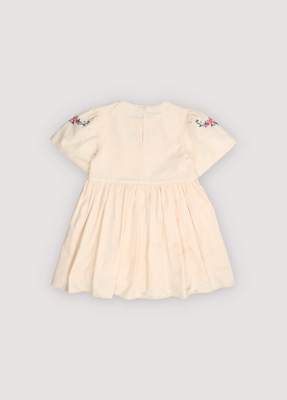 Vestido de suave algodón con cintura fruncida y manga corta, creando una silueta cómoda y femenina.