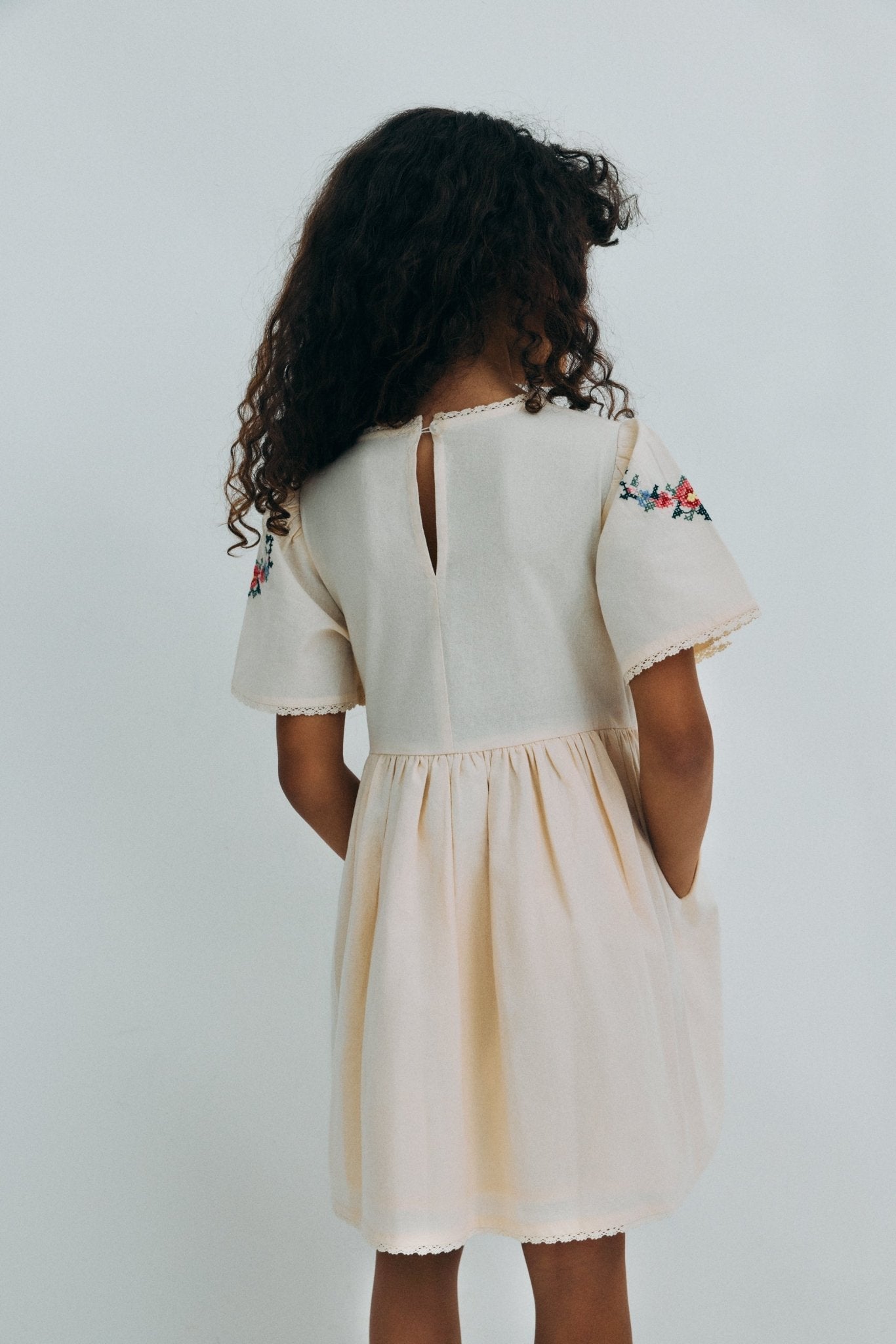 Vestido en suave algodón con cintura fruncida y manga corta, creando una silueta cómoda y femenina.