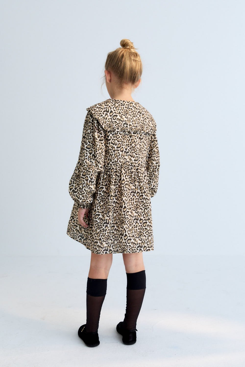 This short dress features a soft double gauze fabric with a bold leopard animal print in the Nelia pattern