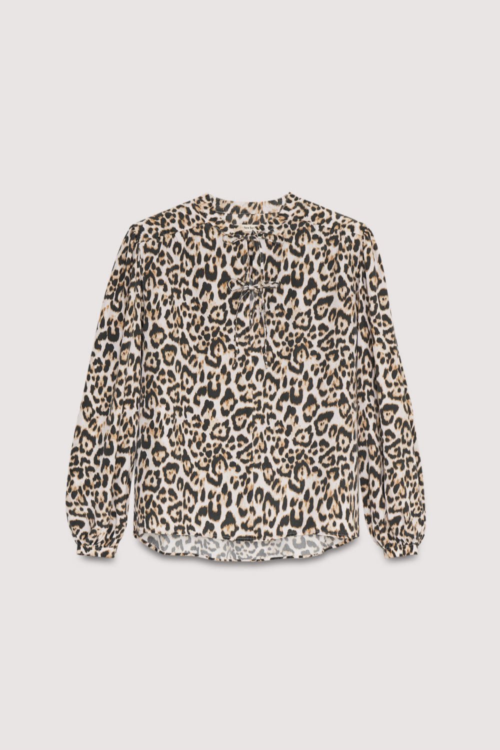 Cette blouse fluide se démarque par son imprimé léopard Nelia distinctif, offrant un look à la fois audacieux et élégant.