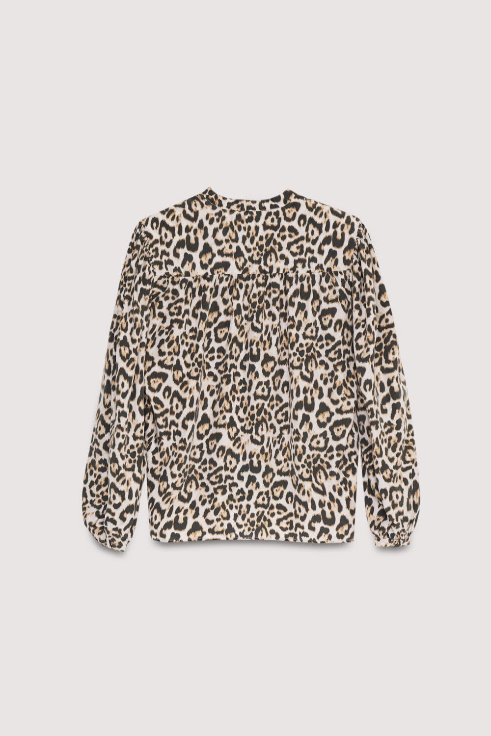 Cette blouse fluide se démarque par son imprimé léopard Nelia distinctif, offrant un look à la fois audacieux et élégant.