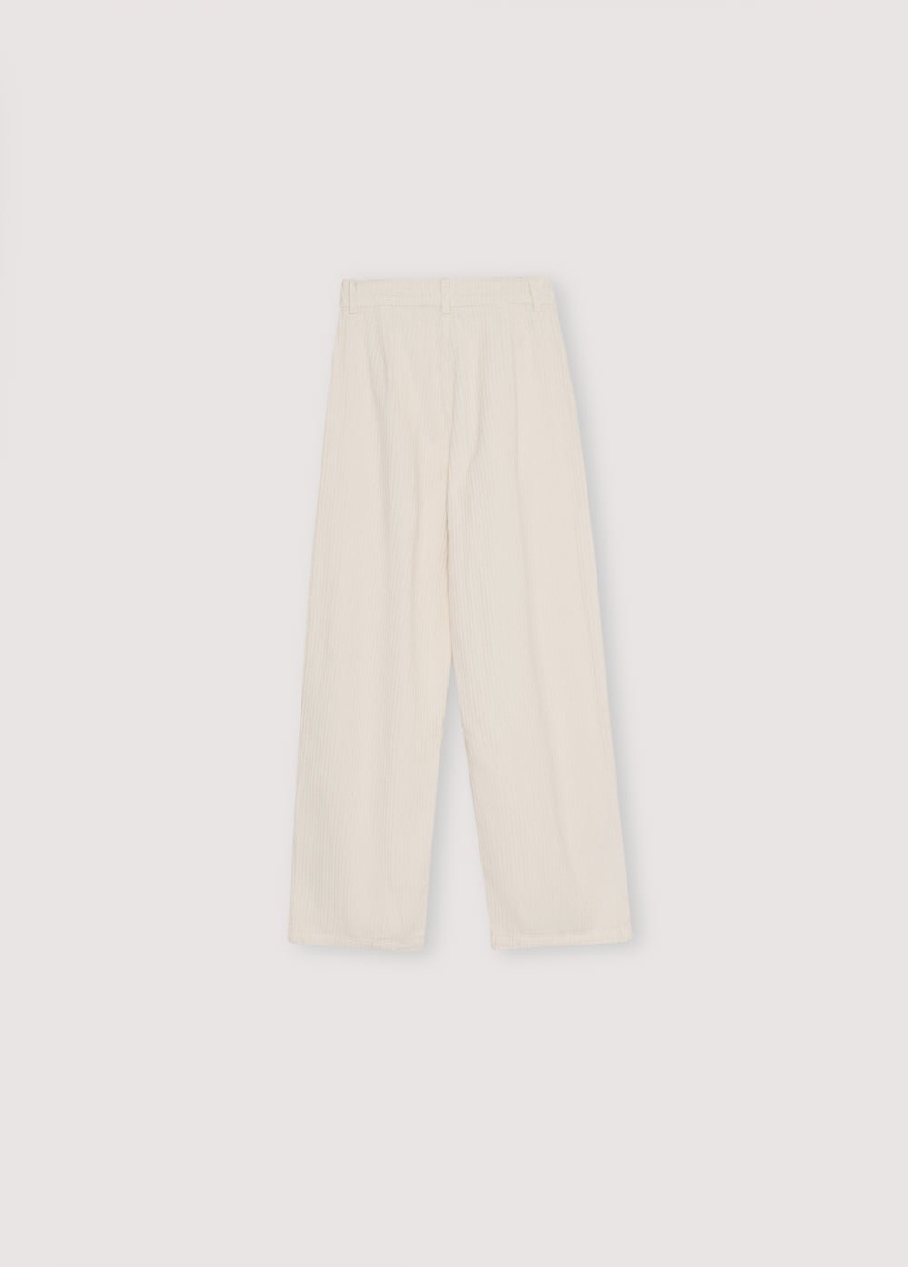 Nuestro clásico pantalón de pana de pierna ancha con detalle de doble pliegue en la parte delantera.